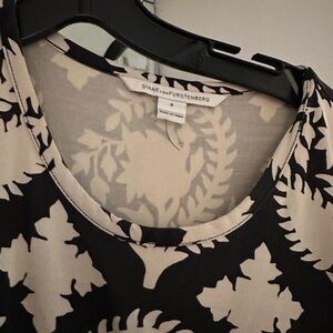 Diane Von Furstenberg Black and White Leaf Print dress 100% silk